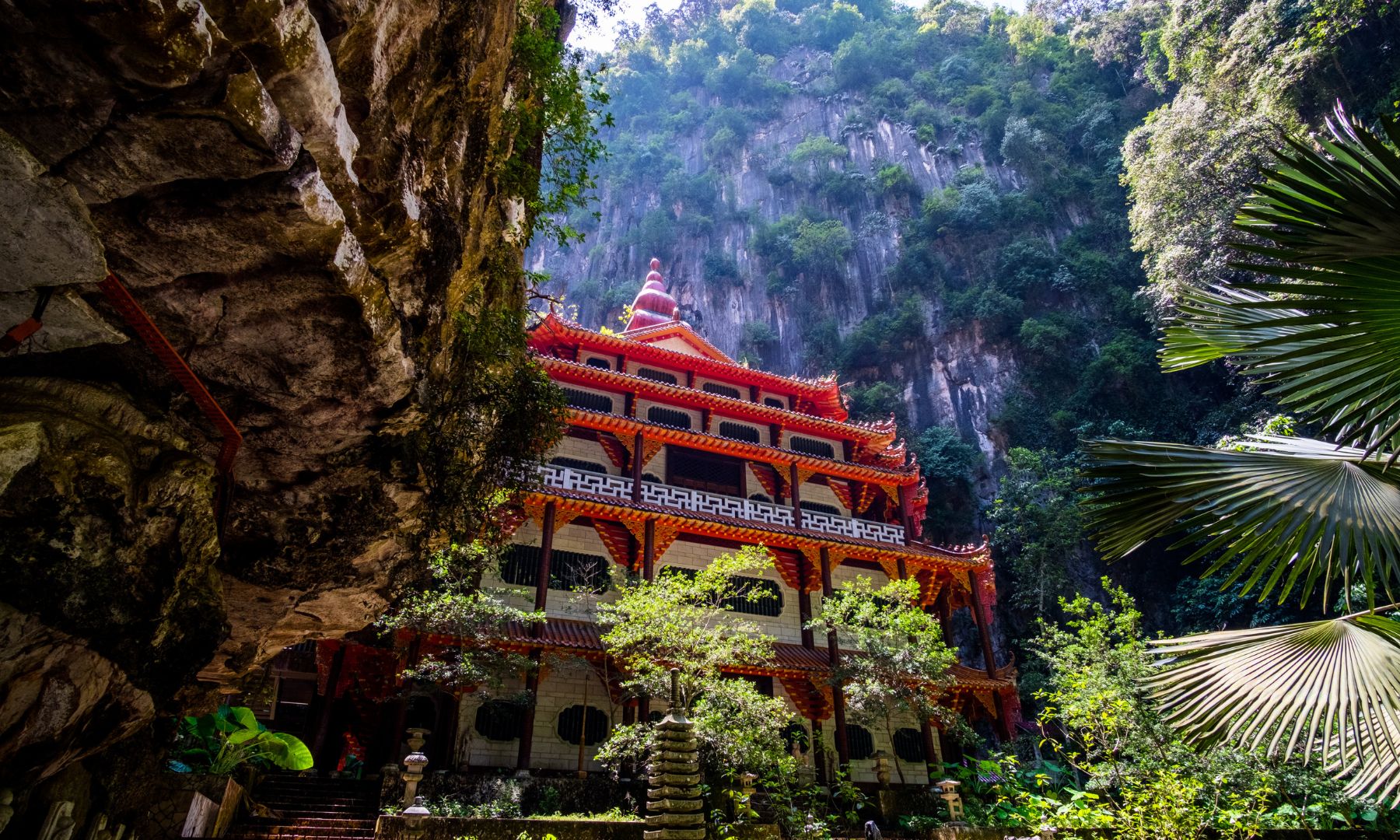 洞窟と岩山に囲まれてとても神秘的なサンポトン (三寶洞) 寺院 見学